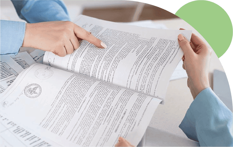 Profesionales revisando documentación legal