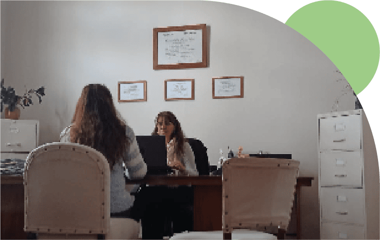 Profesionales trabajando en oficina